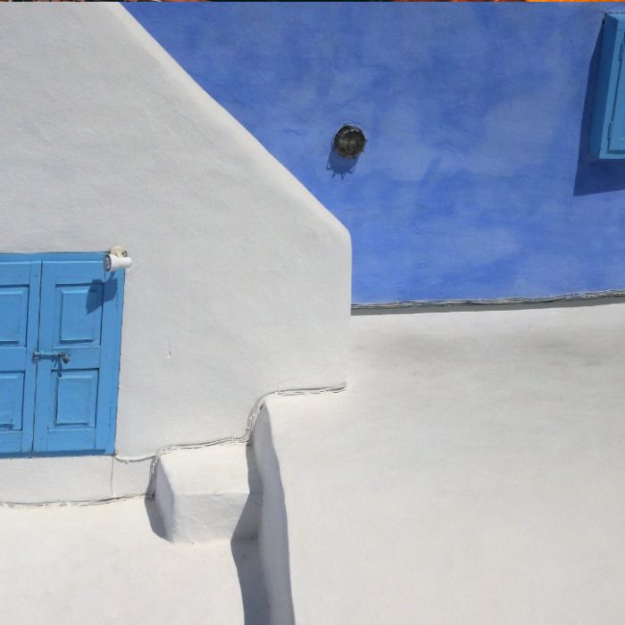 Why should I consider buying a retirement house in Greece?